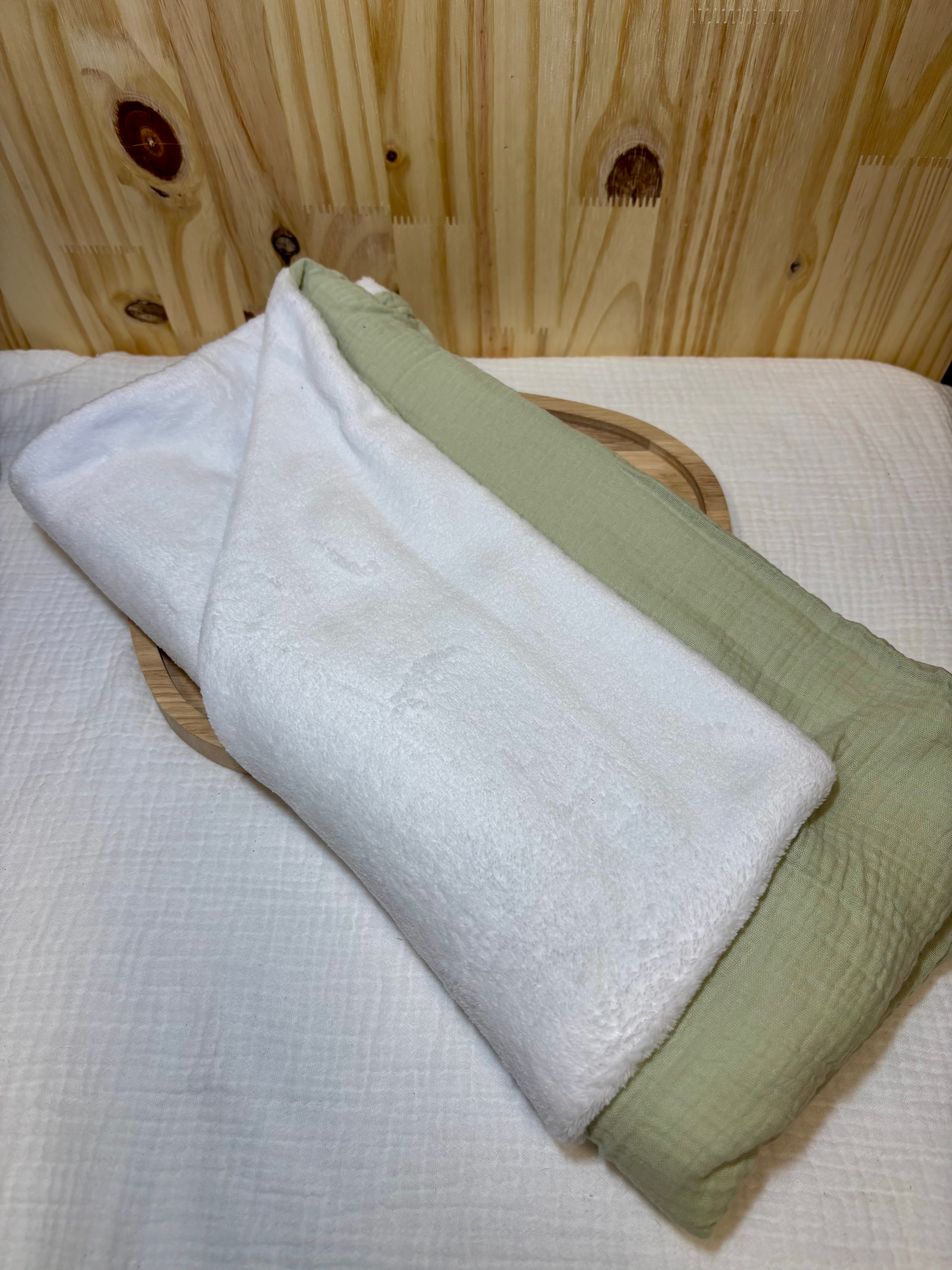 Coffret naissance personnalisé – Plaid bébé , cape de bain & attache tétine –Vert