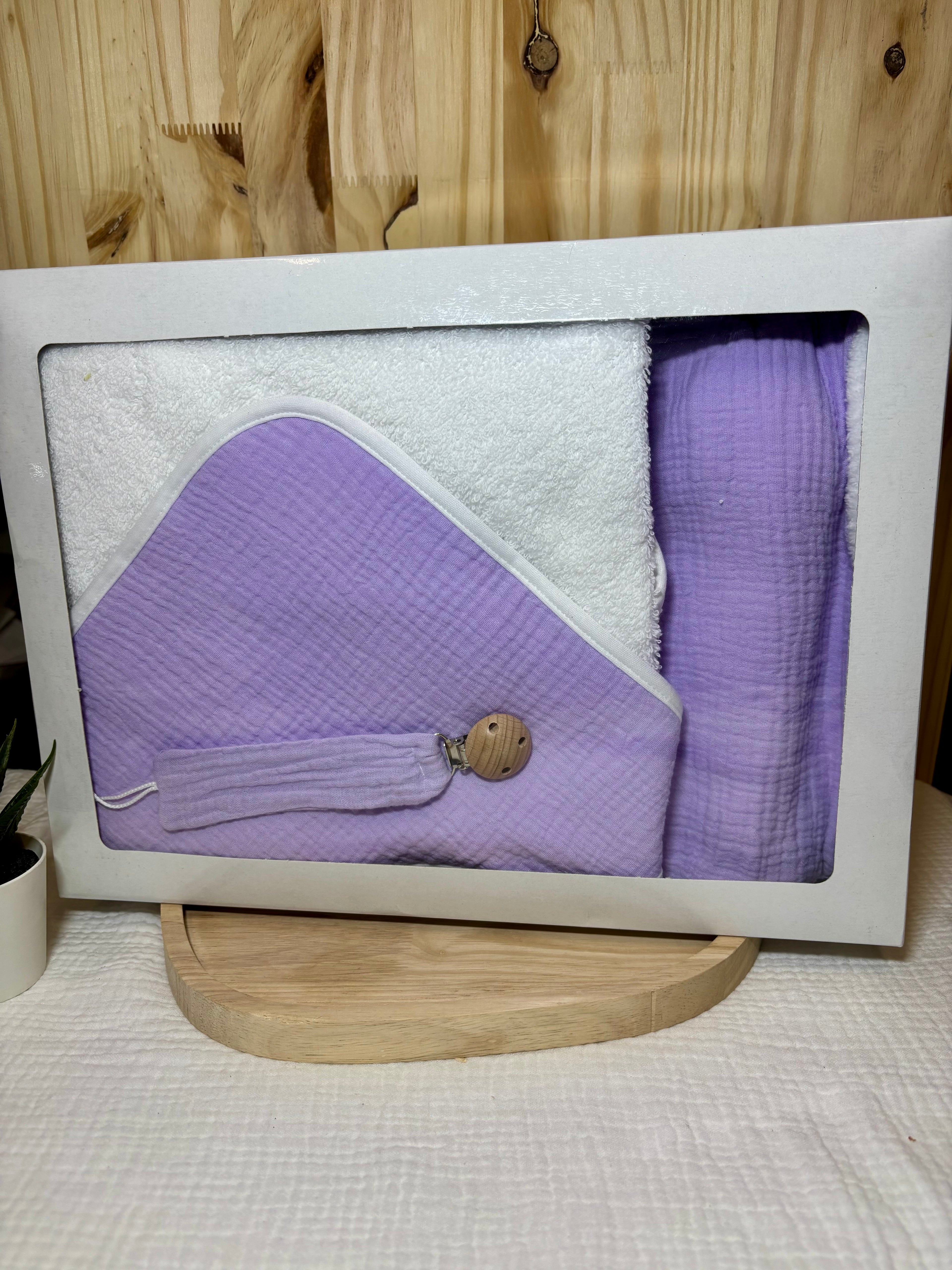 Coffret naissance personnalisé – Plaid bébé 90x90, cape de bain & attache tétine – Lilas