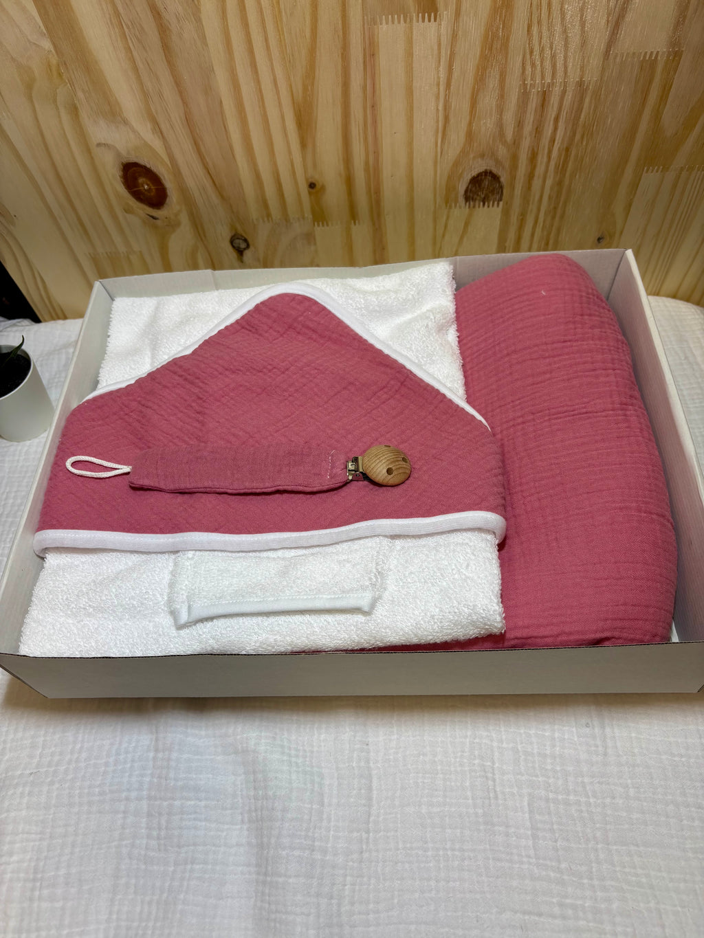 Coffret naissance personnalisé – Plaid bébé, cape de bain & attache tétine – Framboise