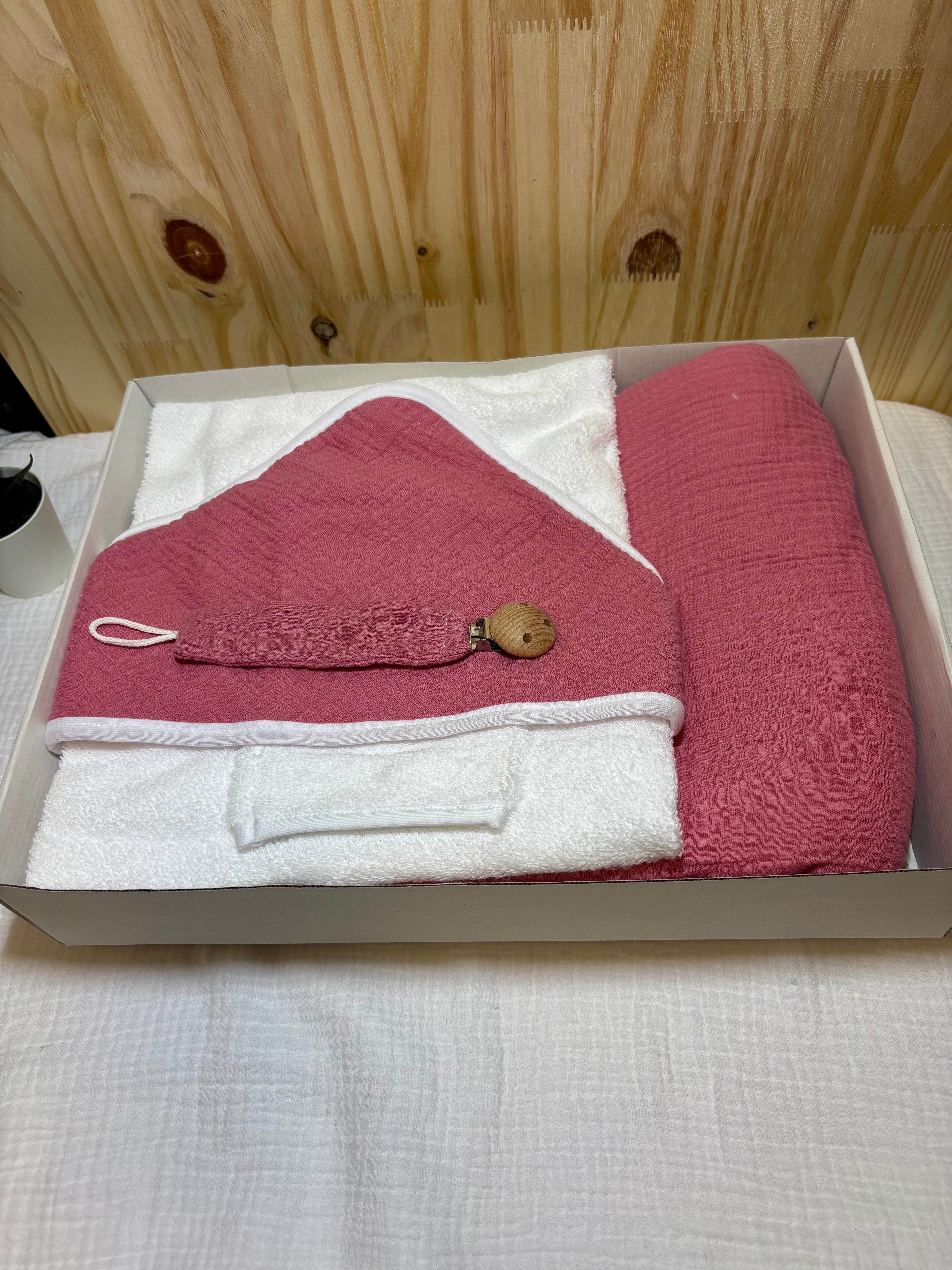 Coffret naissance personnalisé – Plaid bébé, cape de bain & attache tétine – Framboise