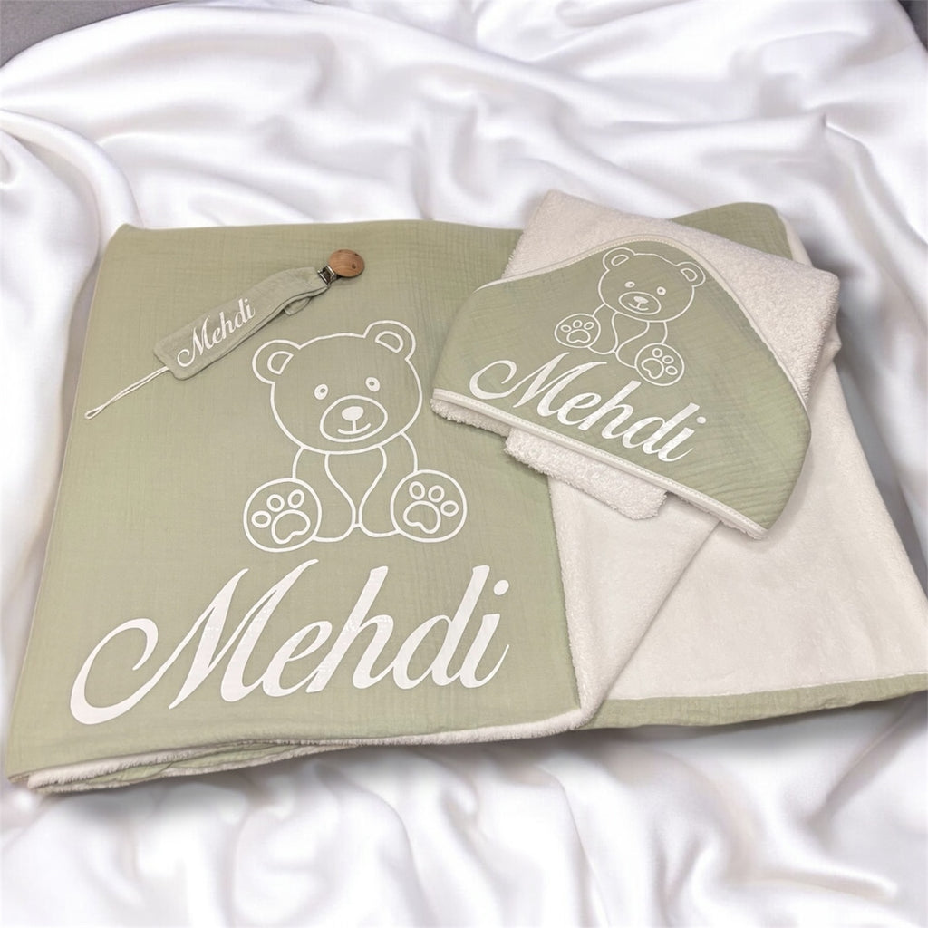 Coffret naissance personnalisé – Plaid bébé 90x90, cape de bain & attache tétine – Lilas