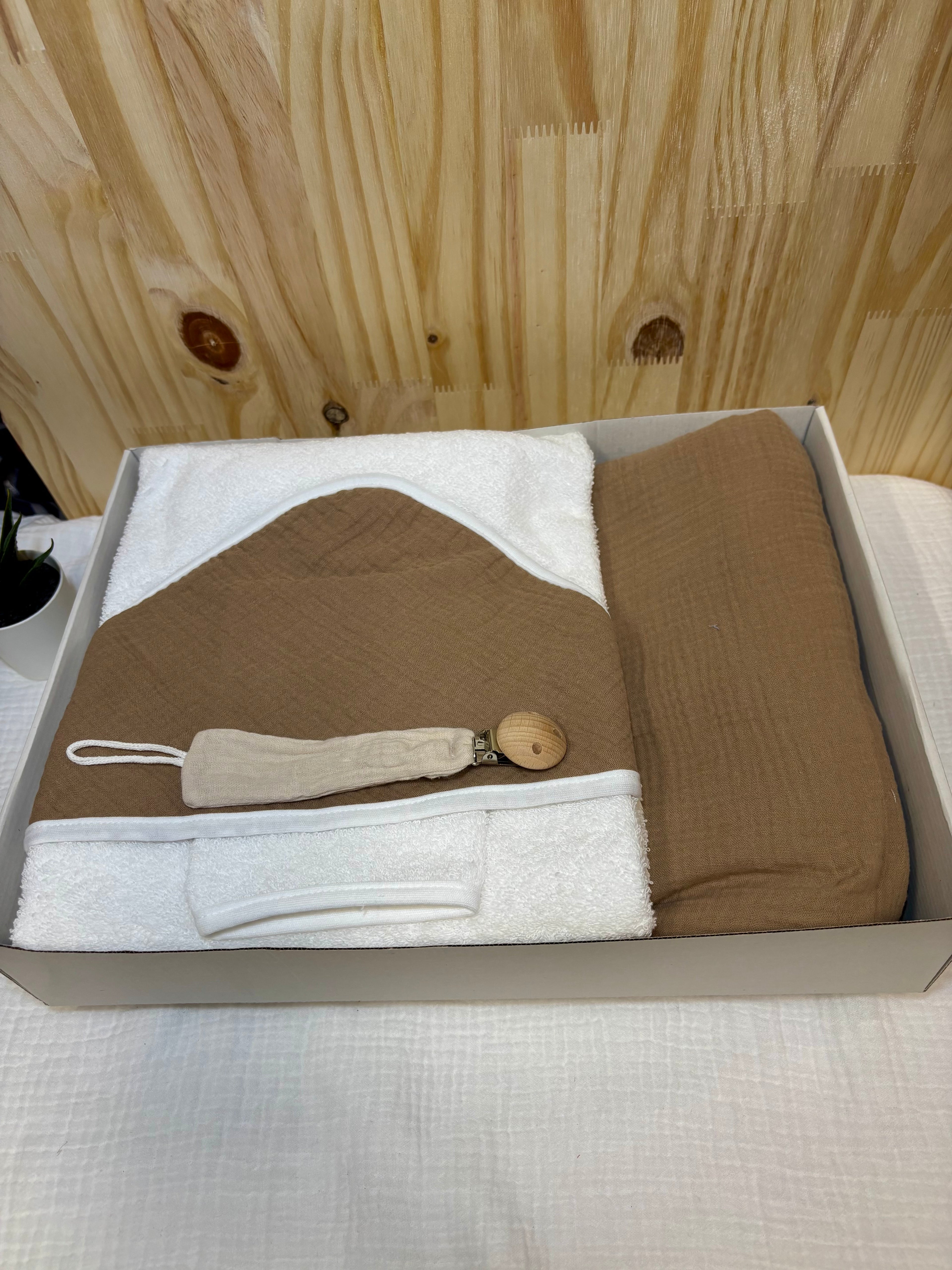Coffret naissance personnalisé – Plaid bébé, cape de bain & attache tétine – Marron