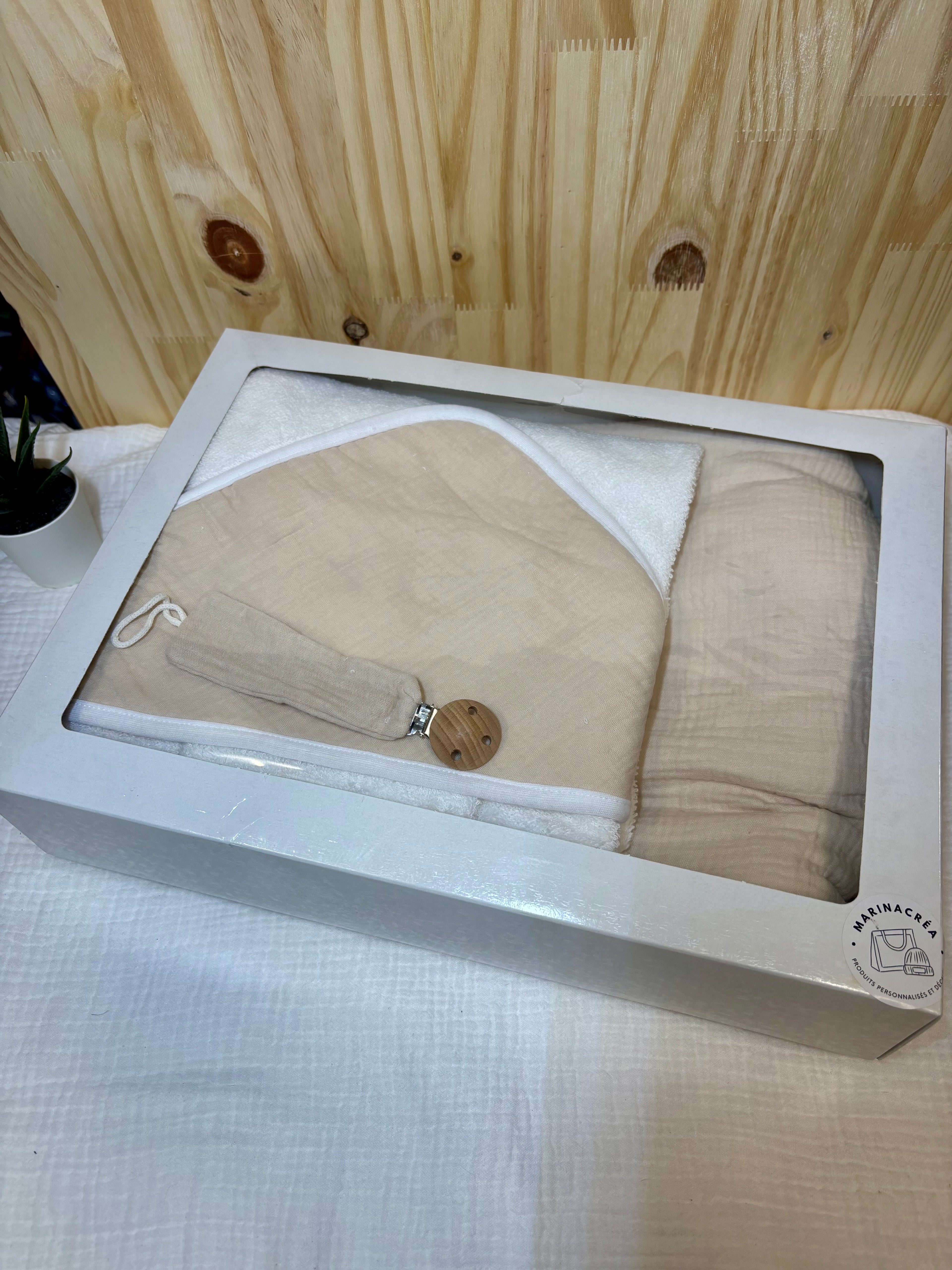 Coffret naissance personnalisé – Plaid bébé, cape de bain & attache tétine – Beige