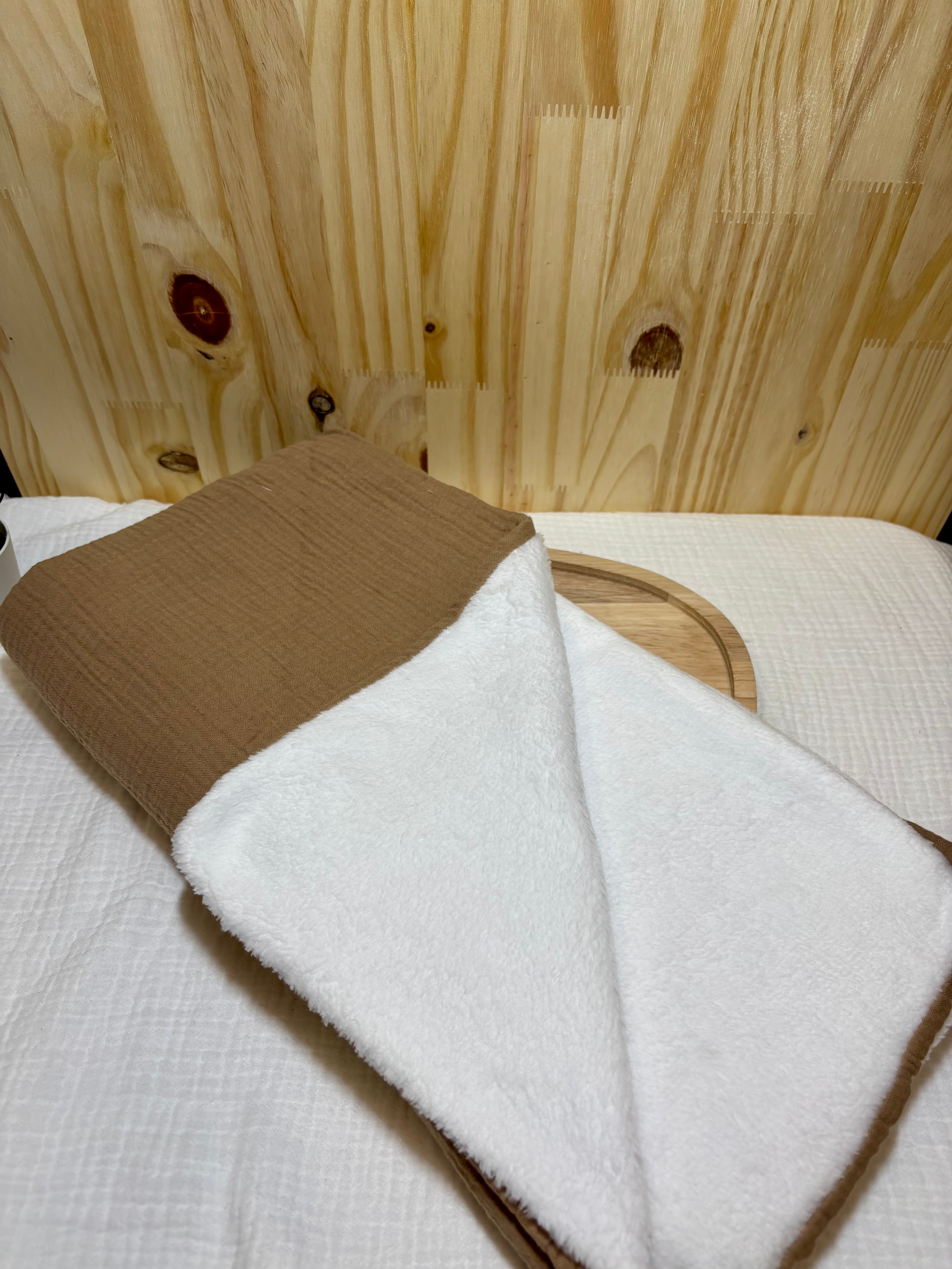 Coffret naissance personnalisé – Plaid bébé, cape de bain & attache tétine – Marron