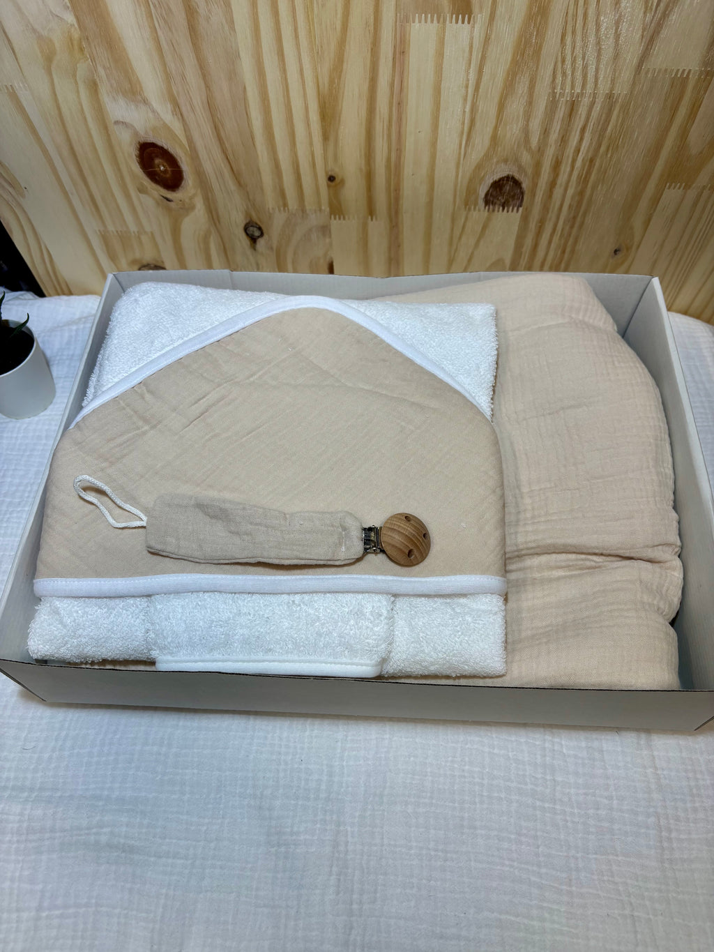 Coffret naissance personnalisé – Plaid bébé, cape de bain & attache tétine – Beige