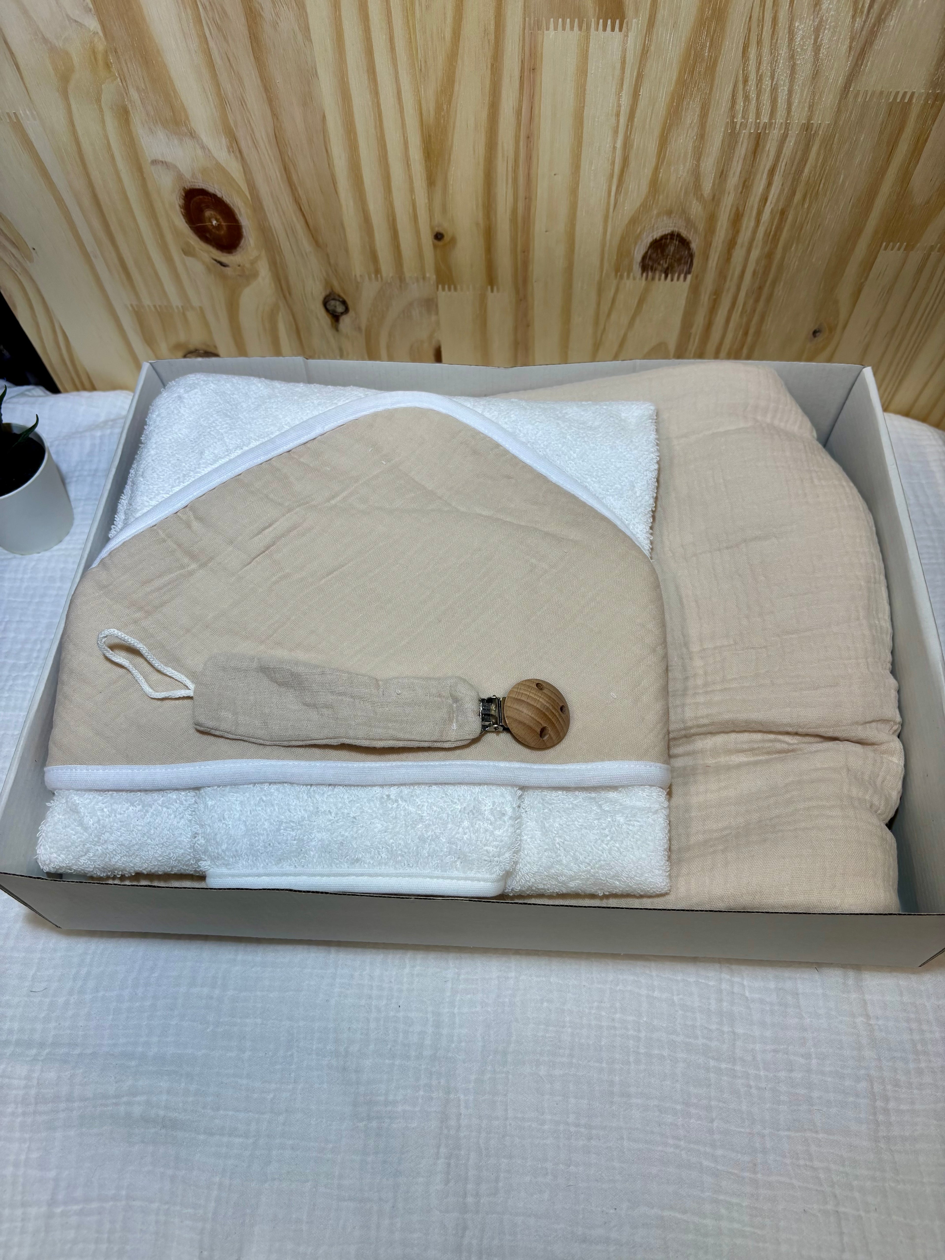 Coffret naissance personnalisé – Plaid bébé, cape de bain & attache tétine – Beige