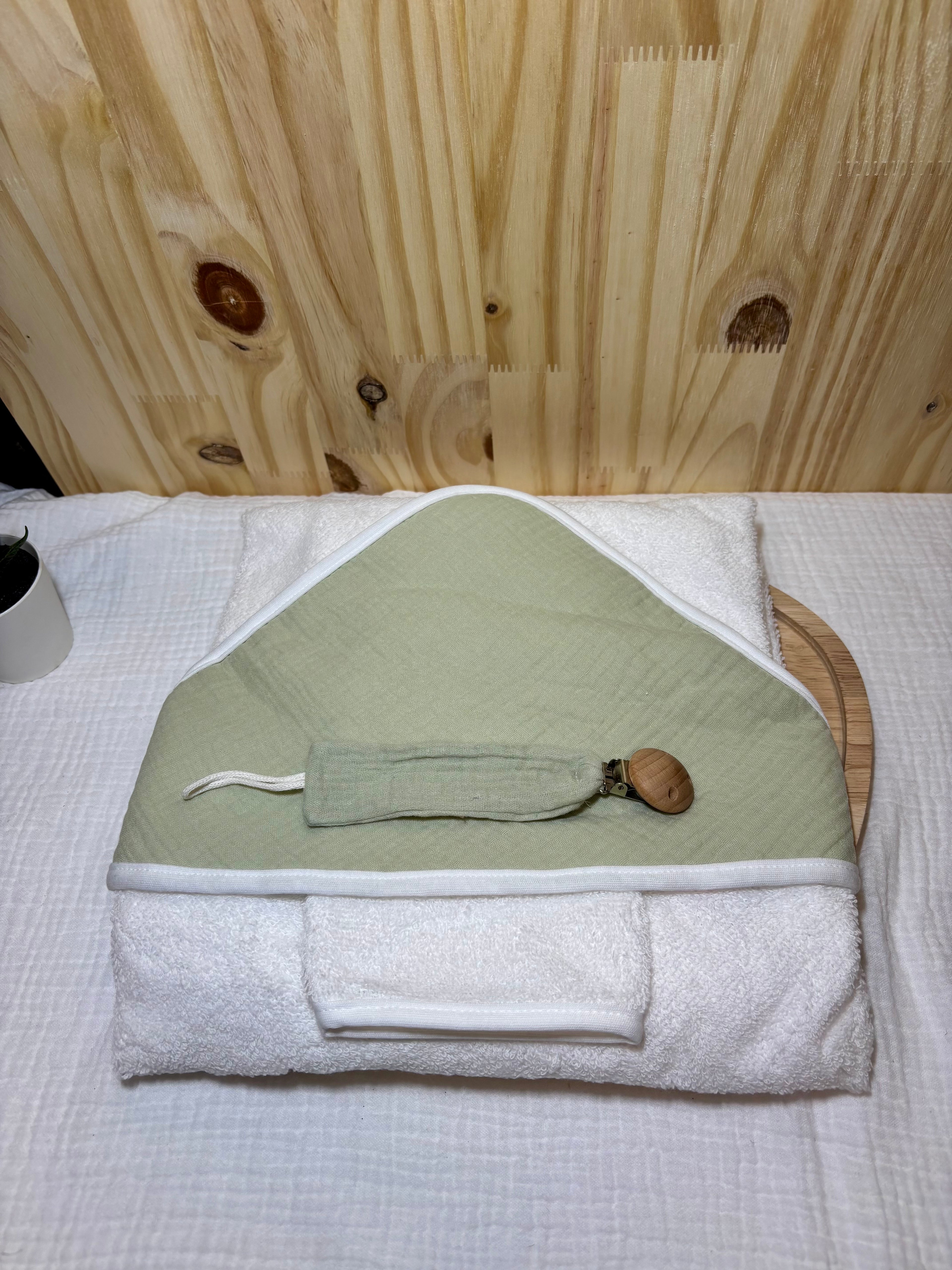 Coffret naissance personnalisé – Plaid bébé , cape de bain & attache tétine –Vert