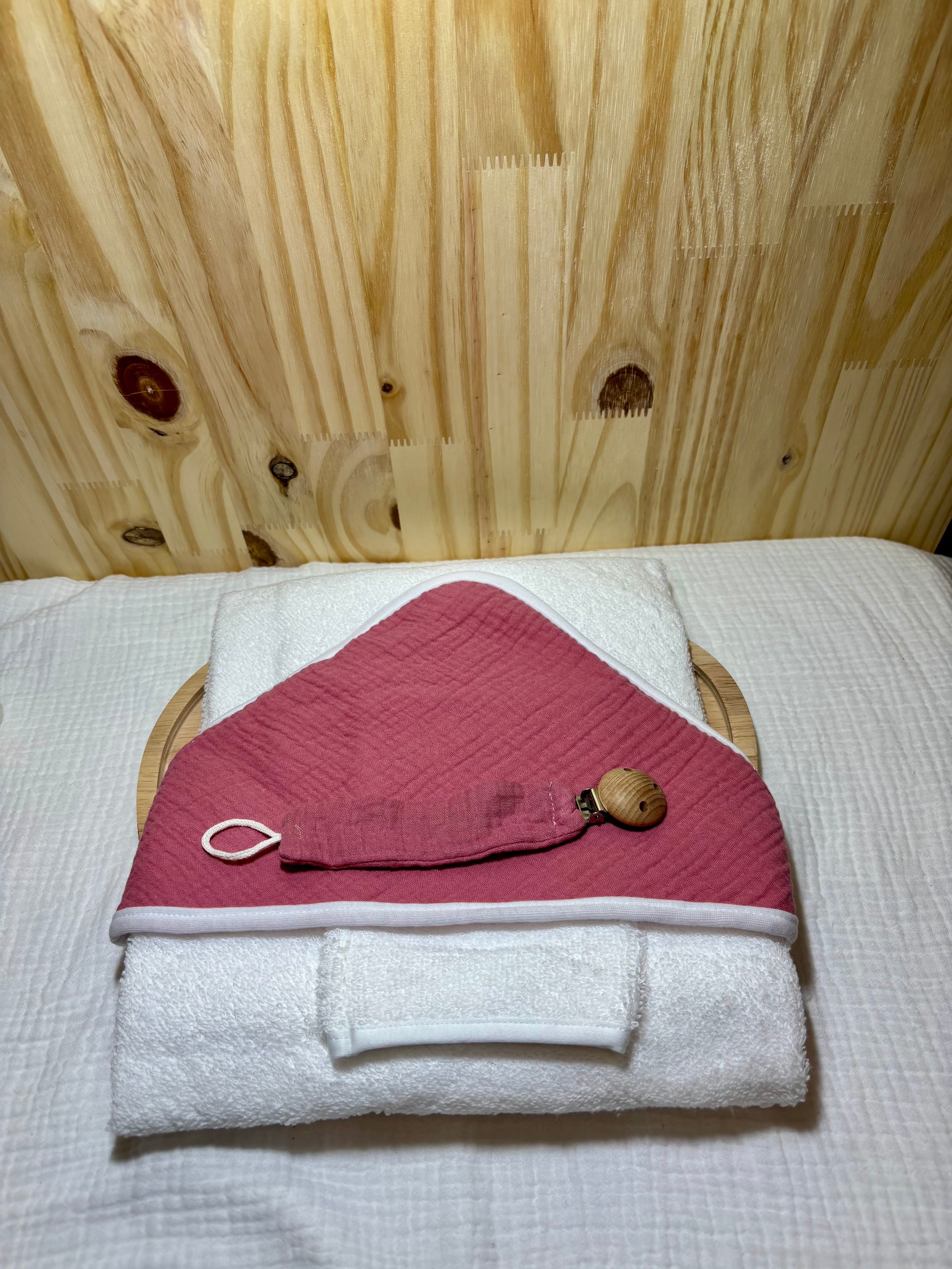 Coffret naissance personnalisé – Plaid bébé, cape de bain & attache tétine – Framboise