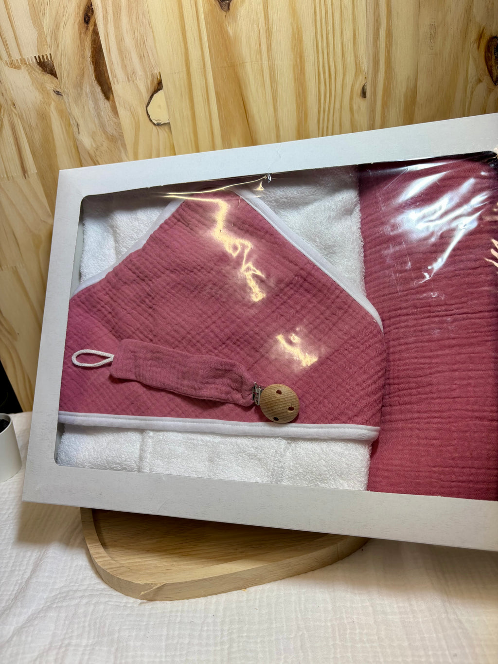 Coffret naissance personnalisé – Plaid bébé, cape de bain & attache tétine – Framboise