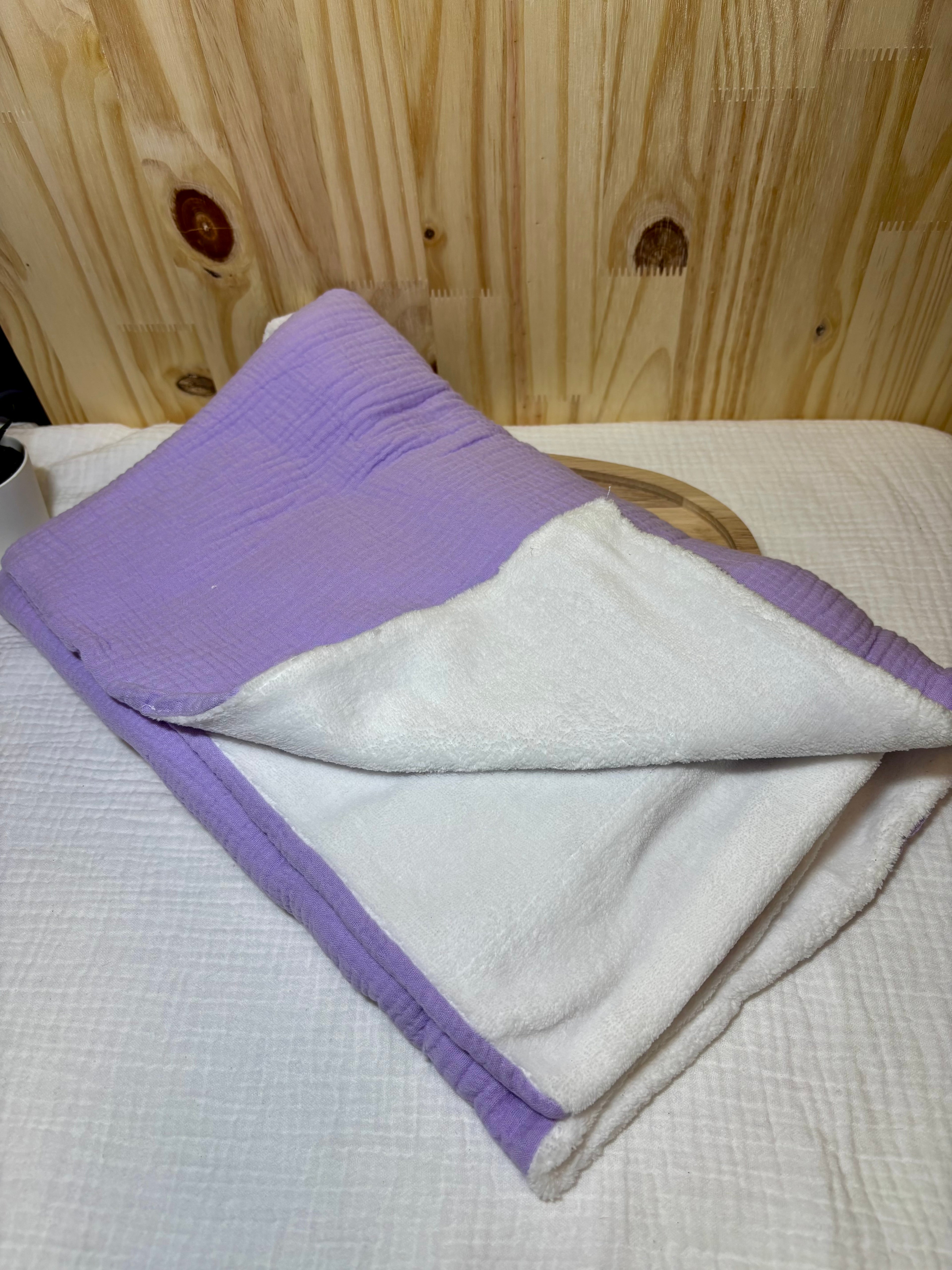 Coffret naissance personnalisé – Plaid bébé 90x90, cape de bain & attache tétine – Lilas