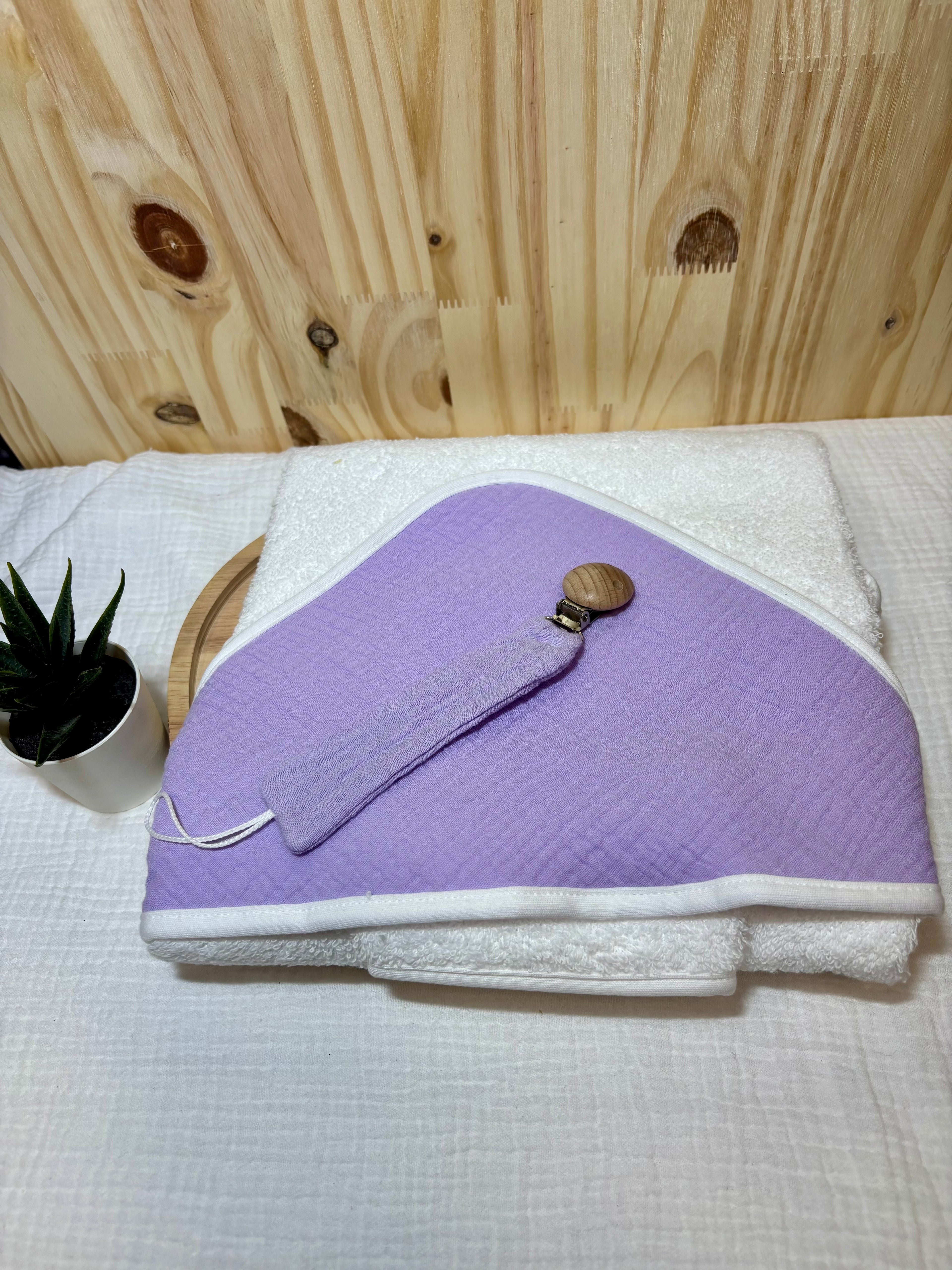 Coffret naissance personnalisé – Plaid bébé 90x90, cape de bain & attache tétine – Lilas
