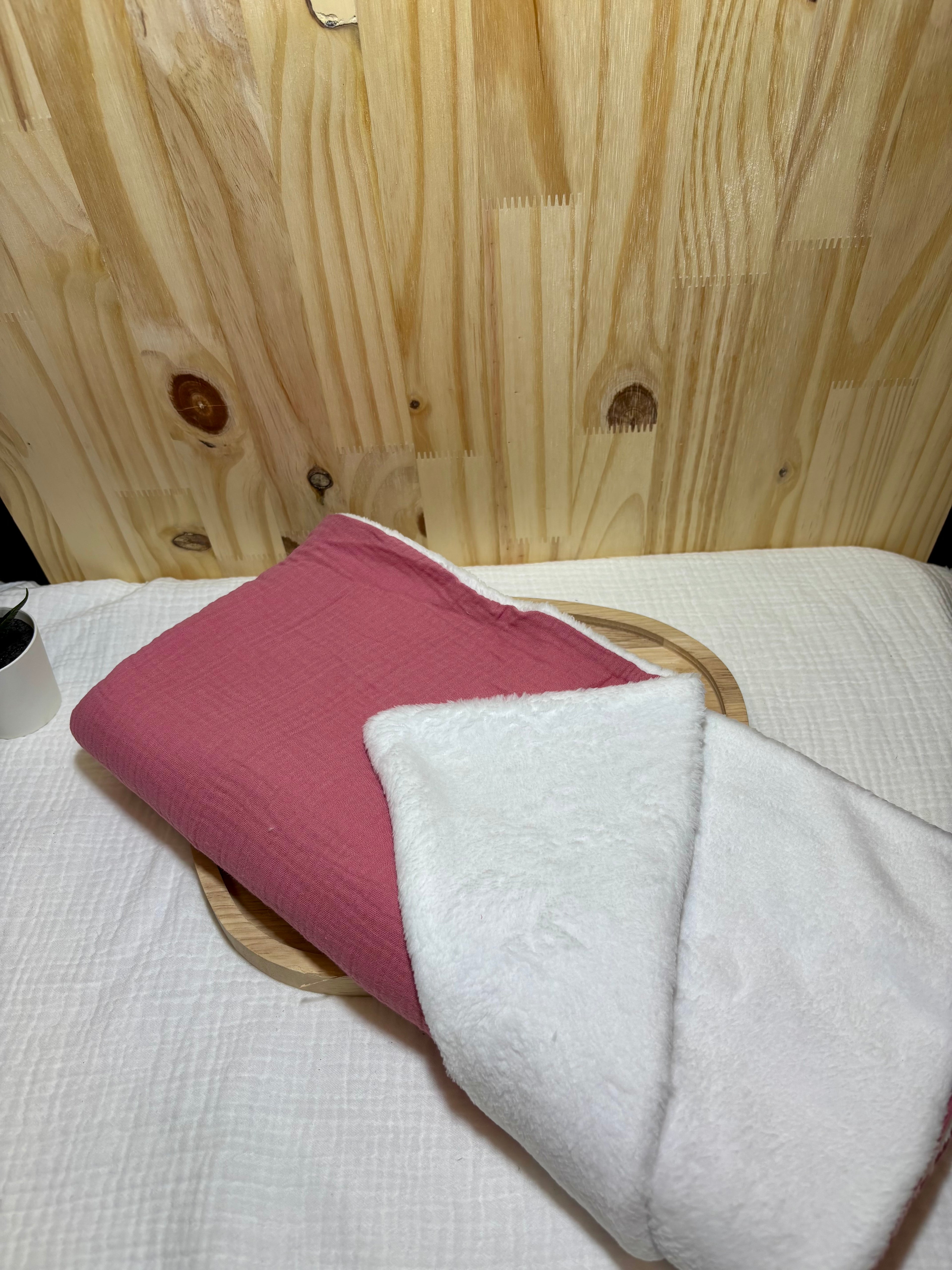 Coffret naissance personnalisé – Plaid bébé, cape de bain & attache tétine – Framboise