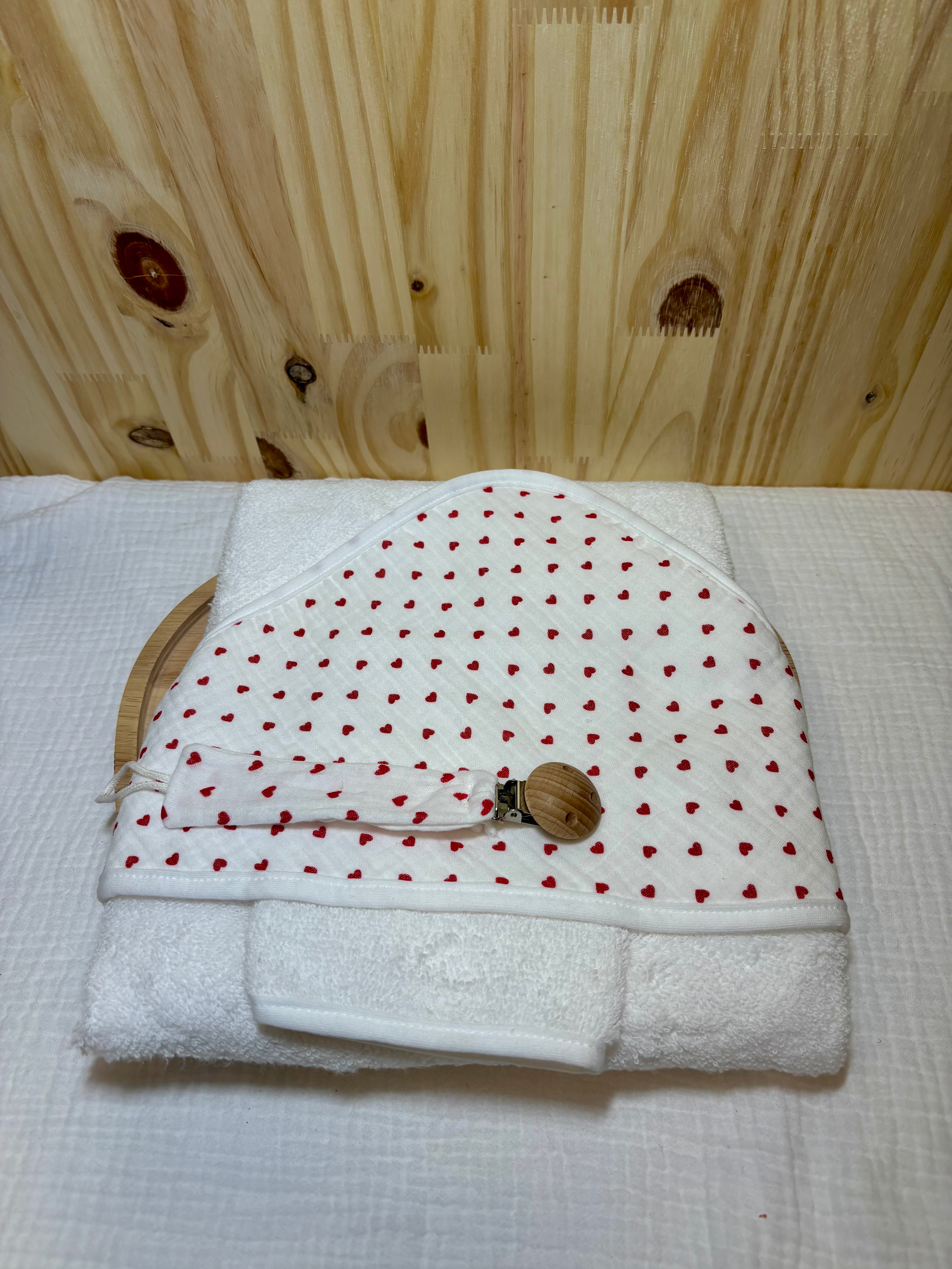 Coffret naissance personnalisé – Plaid bébé, cape de bain & attache tétine –Petit cœur