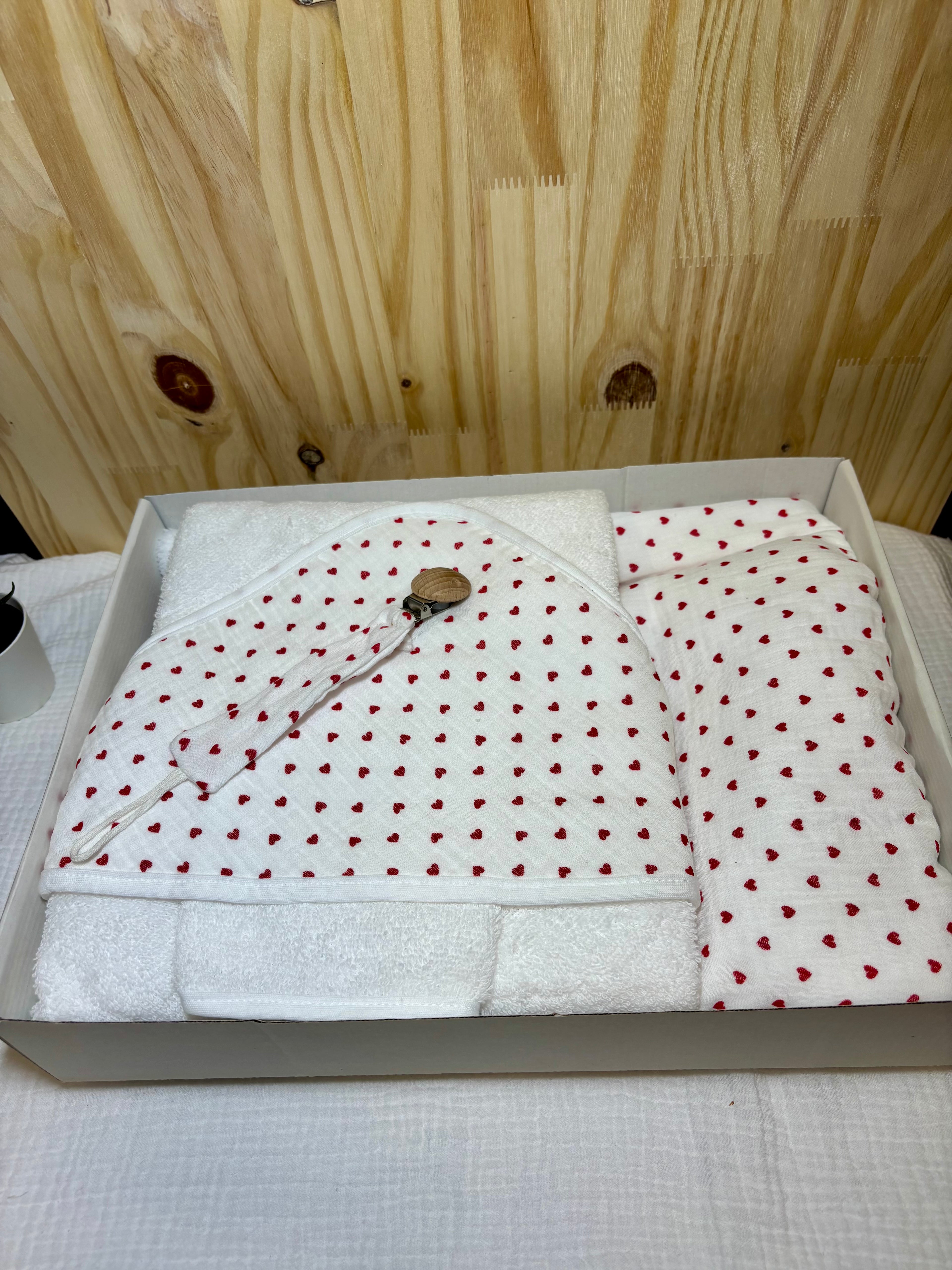 Coffret naissance personnalisé – Plaid bébé, cape de bain & attache tétine –Petit cœur